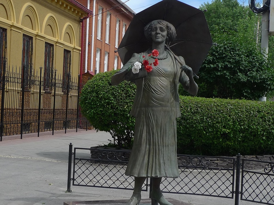 Памятник Раневской в Таганроге